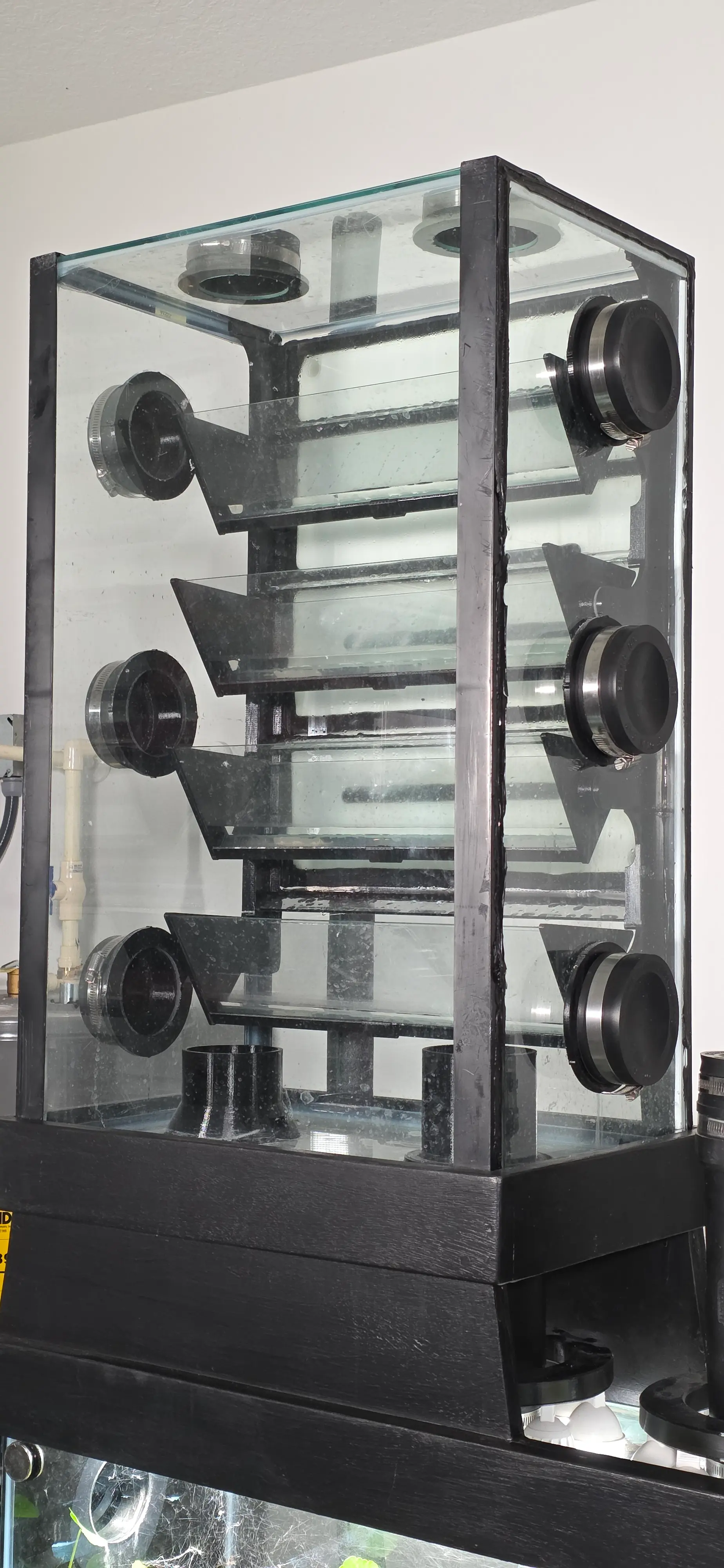 Sealed atmosphere tower with internal trays that condense and return rainwater